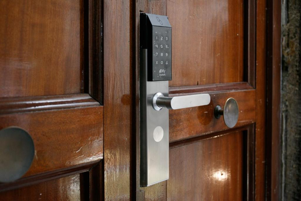 Serratura elettronica sul portone storico
