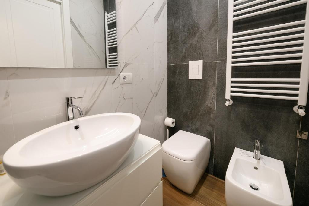 Bagno con lavabo in ceramica
