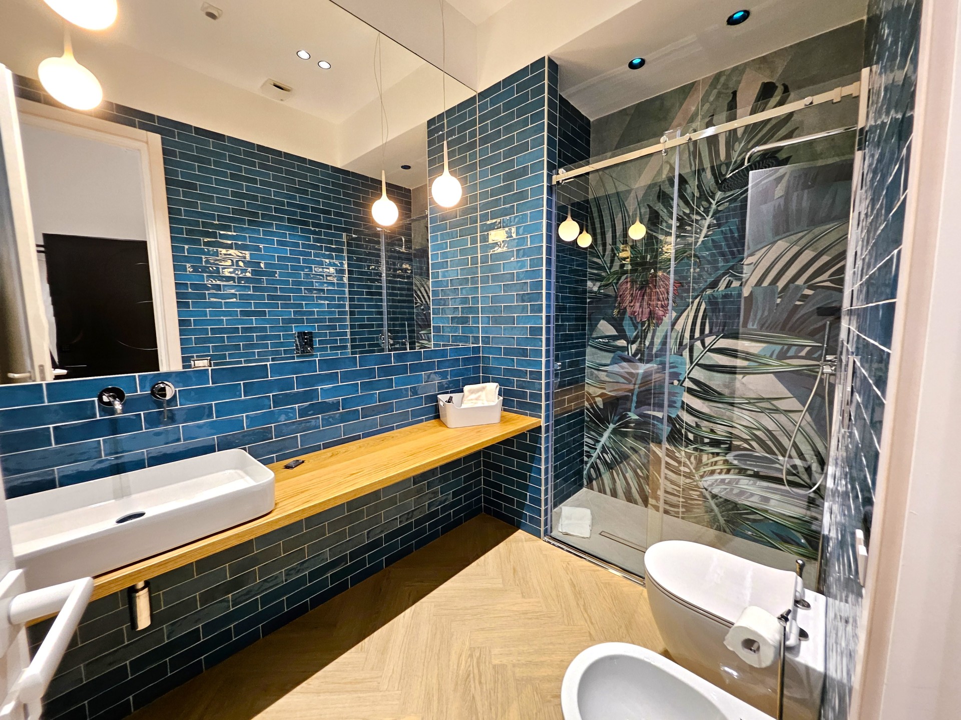 Bagno con piastrelle blu